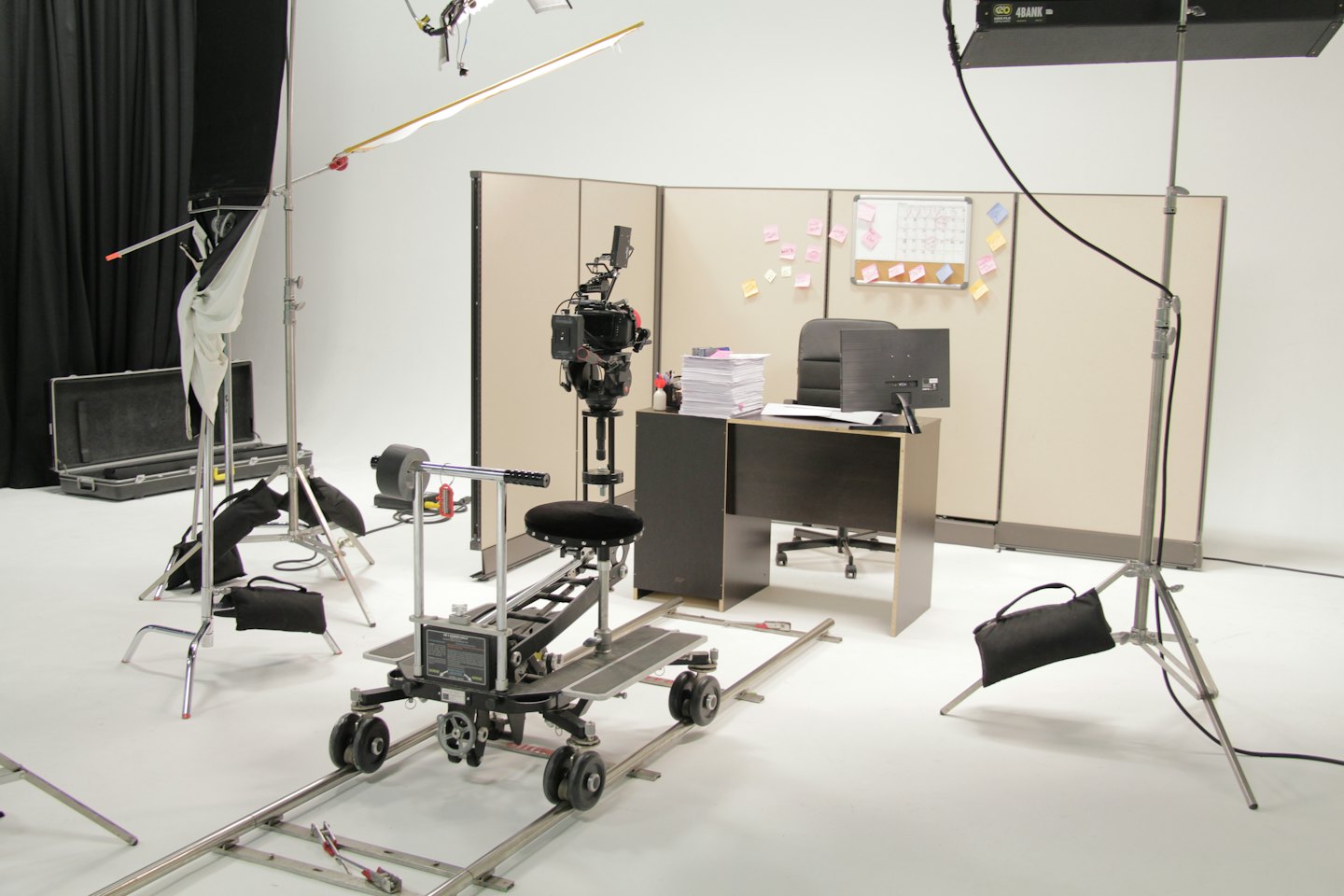 Scena di un ufficio con cubicoli in un set di uno studio di produzione cinematografica.