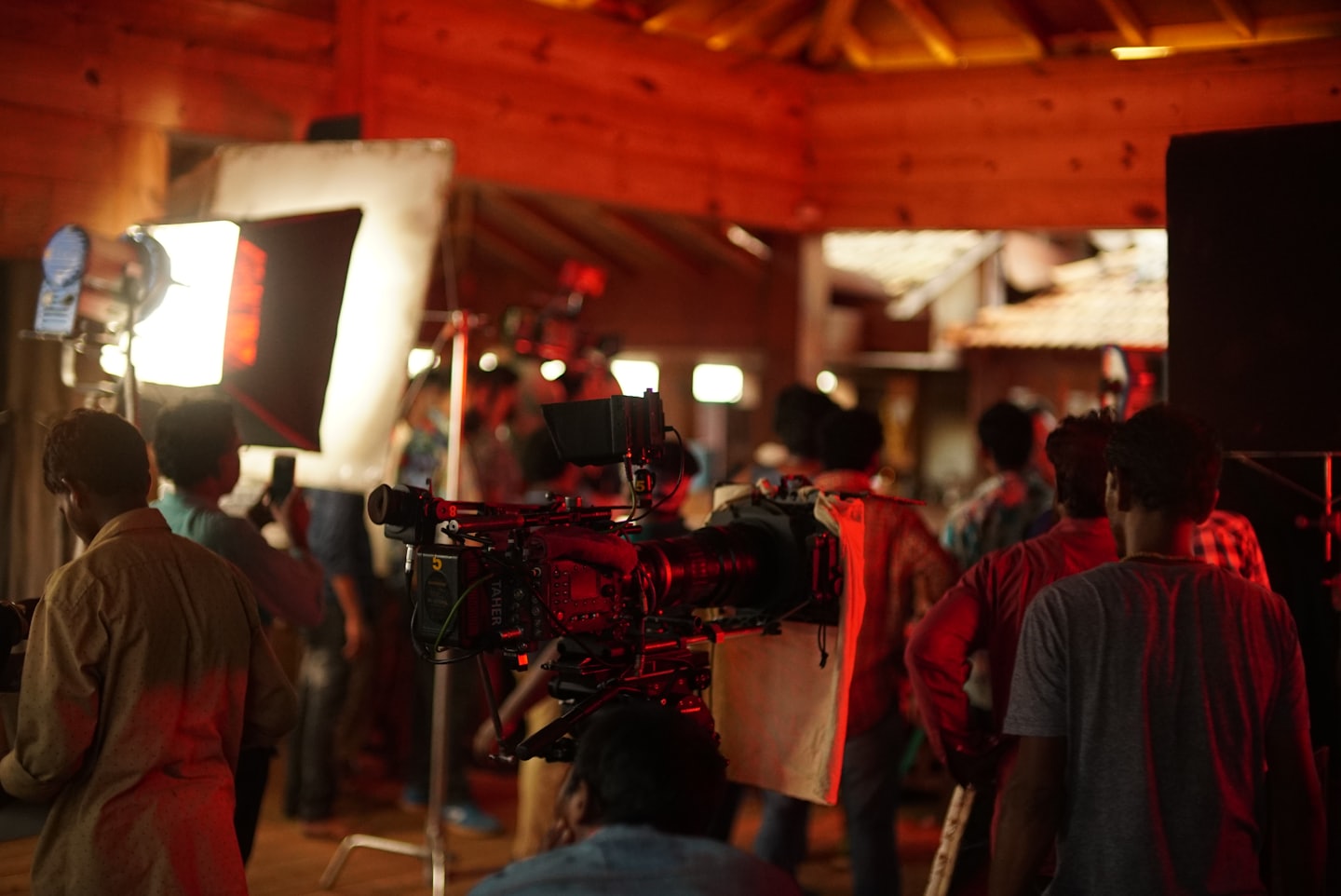Membri della troupe cinematografica che lavorano con un'attrezzatura per telecamera sul set.