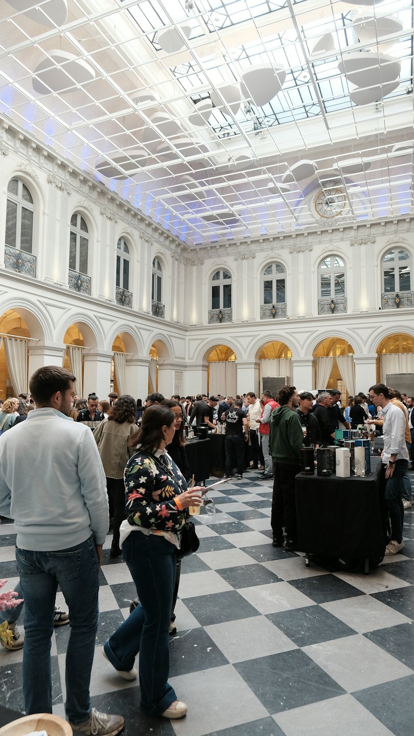 Persone che fanno networking a un elegante evento in una grande sala.